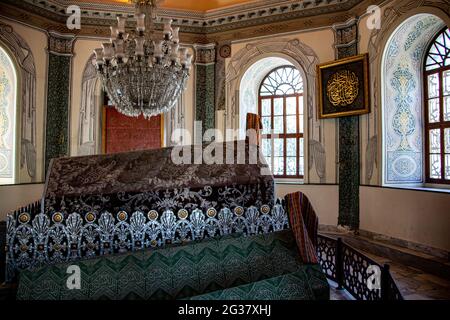 Das Grab der berühmten Person, in Bursa, unter schwachem Licht Stockfoto