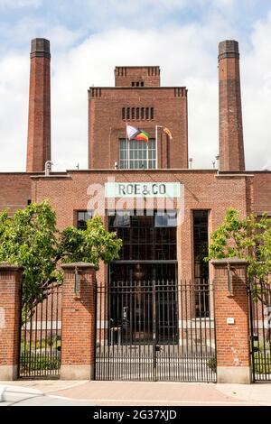 Die Pride-Flagge, die von Diageo in der Roe & Co-Destillerie in der James St 92, The Liberties, Dublin 8, Irland, ab Juni 2021 fliegt. Stockfoto