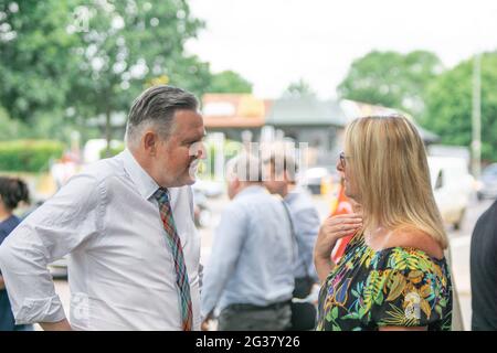 Banbury, Oxfordshire, Großbritannien. Juni 2021. Der Abgeordnete des ‘Hon, Barry Gardiner, besucht die Jacobs Douwe Egberts (JDE) Kaffeefabrik in Banbury, um ein Gesetz für Privatmitglieder zu verabschieden, das gegen die Praxis des „Feuers und Wiederanfeuers“, die einige als „räuberische“ Bewegung von Unternehmen nach einer Coronavirus-Pandemie bezeichnet haben, ‘Gesetze erlassen soll. Die Verhandlungen mit der Gewerkschaft Unite sind ins Stocken geraten, und die JDE-Geschäftsführung hat nun 300 Mitarbeiter über die Entlassung benachrichtigt. IM BILD: RT Hon Barry Gardiner MP Credit: Bridget Catterall/Alamy Live News Stockfoto