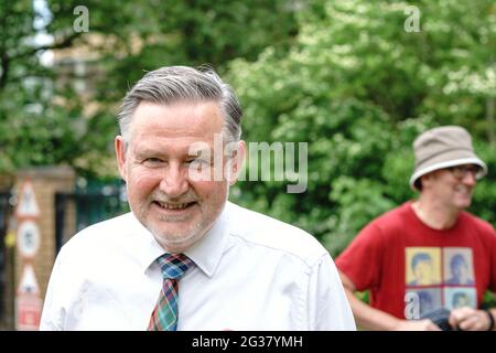 Banbury, Oxfordshire, Großbritannien. Juni 2021. Der Abgeordnete des ‘Hon, Barry Gardiner, besucht die Jacobs Douwe Egberts (JDE) Kaffeefabrik in Banbury, um ein Gesetz für Privatmitglieder zu verabschieden, das gegen die Praxis des „Feuers und Wiederanfeuers“, die einige als „räuberische“ Bewegung von Unternehmen nach einer Coronavirus-Pandemie bezeichnet haben, ‘Gesetze erlassen soll. Die Verhandlungen mit der Gewerkschaft Unite sind ins Stocken geraten, und die JDE-Geschäftsführung hat nun 300 Mitarbeiter über die Entlassung benachrichtigt. IM BILD: RT Hon Barry Gardiner MP Credit: Bridget Catterall/Alamy Live News Stockfoto