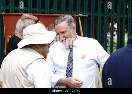 Banbury, Oxfordshire, Großbritannien. Juni 2021. Der Abgeordnete des ‘Hon, Barry Gardiner, besucht die Jacobs Douwe Egberts (JDE) Kaffeefabrik in Banbury, um ein Gesetz für Privatmitglieder zu verabschieden, das gegen die Praxis des „Feuers und Wiederanfeuers“, die einige als „räuberische“ Bewegung von Unternehmen nach einer Coronavirus-Pandemie bezeichnet haben, ‘Gesetze erlassen soll. Die Verhandlungen mit der Gewerkschaft Unite sind ins Stocken geraten, und die JDE-Geschäftsführung hat nun 300 Mitarbeiter über die Entlassung benachrichtigt. IM BILD: RT Hon Barry Gardiner MP Credit: Bridget Catterall/Alamy Live News Stockfoto