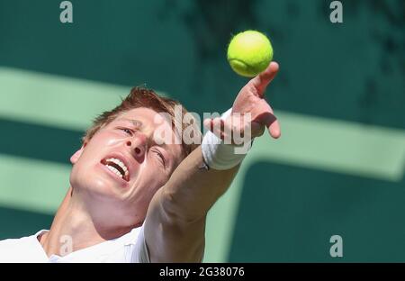 Halle, Deutschland. Juni 2021. Tennis: ATP Tour Singles, Männer, 1. Runde, Ivashka (Weißrussland) - Federer (Schweiz). Ilya Ivashka wirft den Ball, um zu dienen. Quelle: Friso Gentsch/dpa/Alamy Live News Stockfoto