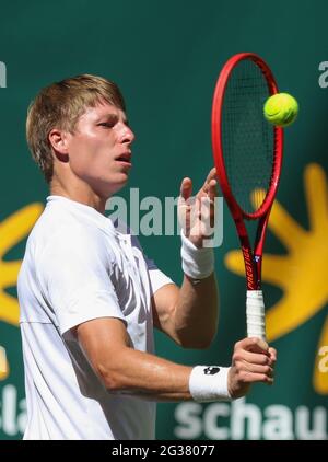 Halle, Deutschland. Juni 2021. Tennis: ATP Tour Singles, Männer, 1. Runde, Ivashka (Weißrussland) - Federer (Schweiz). Ilya Ivashka trifft den Ball. Quelle: Friso Gentsch/dpa/Alamy Live News Stockfoto