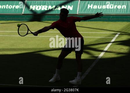 Halle, Deutschland. Juni 2021. Tennis: ATP Tour Singles, Männer, 1. Runde, Ivashka (Weißrussland) - Federer (Schweiz). Roger Federer trifft einen Ball. Quelle: Friso Gentsch/dpa/Alamy Live News Stockfoto