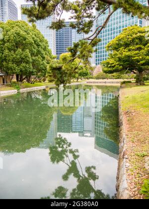 Vertikale Aufnahme von Hama Rikyu in Tokio, Japan Stockfoto