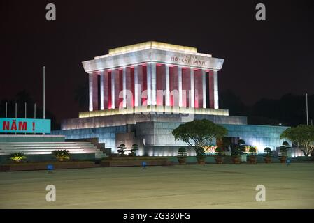 HANOI, VIETNAM - 09. JANUAR 2016: Ho Chi Minh Mausoleum auf dem Ba Dinh Platz in der Nachtbeleuchtung Stockfoto