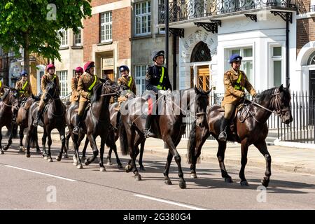 LONDON ENGLAND HAUSHALT KAVALLERIE SCHWARZE PFERDE UND IHRE REITER IN SLOANE STREET CHELSEA AUF TAG IM SOMMER Stockfoto