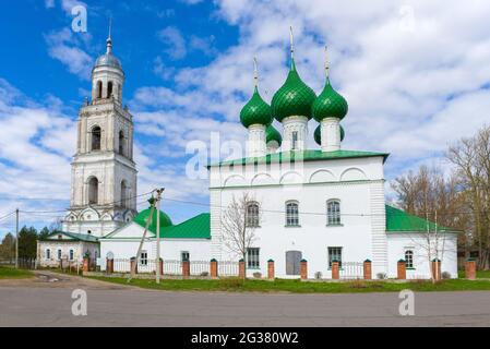 Alte Kathedrale der Dreifaltigkeit Leben spendende am sonnigen Maitag. Poschekhonye. Jaroslawl-Region, Russland Stockfoto