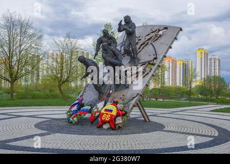 SANKT PETERSBURG, RUSSLAND - 15. MAI 2021: Denkmal für die Soldaten der Sondereinheiten der Russischen Föderation an einem bewölkten Maitag. Park von Internationa Stockfoto