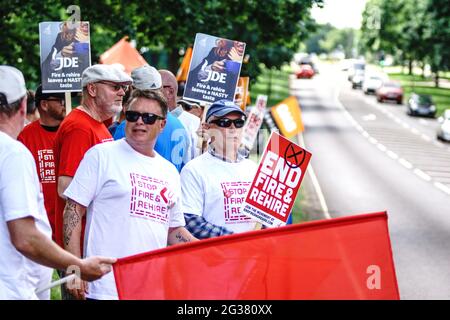 Banbury, Oxfordshire, Großbritannien. Juni 2021. Der Abgeordnete des ‘Hon, Barry Gardiner, besucht die Jacobs Douwe Egberts (JDE) Kaffeefabrik in Banbury, um ein Gesetz für Privatmitglieder zu verabschieden, das gegen die Praxis des „Feuers und Wiederanfeuers“, die einige als „räuberische“ Bewegung von Unternehmen nach einer Coronavirus-Pandemie bezeichnet haben, ‘Gesetze erlassen soll. Die Verhandlungen mit der Gewerkschaft Unite sind ins Stocken geraten, und die JDE-Geschäftsführung hat nun 300 Mitarbeiter über die Entlassung benachrichtigt. Kredit: Bridget Catterall/Alamy Live Nachrichten Stockfoto