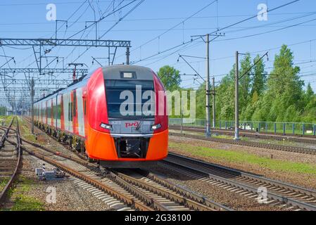 LENINGRAD, RUSSLAND - 24. MAI 2021: Russischer Elektrozug ES2GP-006 'Lastochka' an einem sonnigen Maitag auf der Strecke Stockfoto