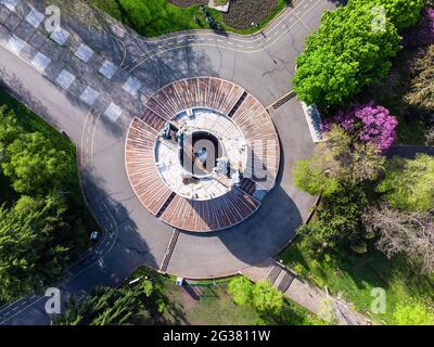 Luftaufnahme des Pantheon-Denkmals im Meeresgarten von Burgas, Bulgarien im Frühling. Stockfoto
