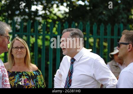 Banbury, Oxfordshire, Großbritannien. Juni 2021. Der Abgeordnete des ‘Hon, Barry Gardiner, besucht die Jacobs Douwe Egberts (JDE) Kaffeefabrik in Banbury, um ein Gesetz für Privatmitglieder zu verabschieden, das gegen die Praxis des „Feuers und Wiederanfeuers“, die einige als „räuberische“ Bewegung von Unternehmen nach einer Coronavirus-Pandemie bezeichnet haben, ‘Gesetze erlassen soll. Die Verhandlungen mit der Gewerkschaft Unite sind ins Stocken geraten, und die JDE-Geschäftsführung hat nun 300 Mitarbeiter über die Entlassung benachrichtigt. IM BILD: RT Hon Barry Gardiner MP Credit: Bridget Catterall/Alamy Live News Stockfoto