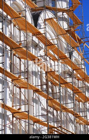 Umfangreiches Rohrgerüst auf einem Gebäude Stockfoto