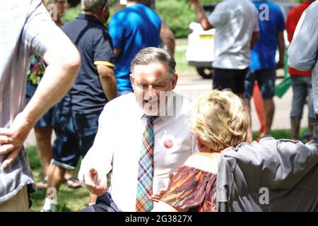 Banbury, Oxfordshire, Großbritannien. Juni 2021. Der Abgeordnete des ‘Hon, Barry Gardiner, besucht die Jacobs Douwe Egberts (JDE) Kaffeefabrik in Banbury, um ein Gesetz für Privatmitglieder zu verabschieden, das gegen die Praxis des „Feuers und Wiederanfeuers“, die einige als „räuberische“ Bewegung von Unternehmen nach einer Coronavirus-Pandemie bezeichnet haben, ‘Gesetze erlassen soll. Die Verhandlungen mit der Gewerkschaft Unite sind ins Stocken geraten, und die JDE-Geschäftsführung hat nun 300 Mitarbeiter über die Entlassung benachrichtigt. Kredit: Bridget Catterall/Alamy Live Nachrichten Stockfoto