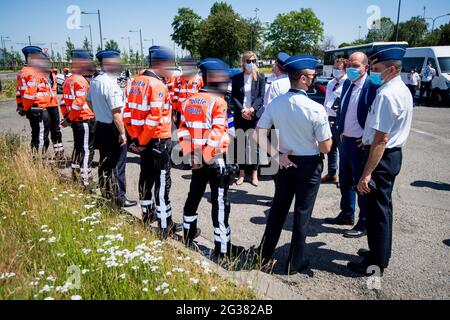 Innenministerin Annelies Verlinden im Bild bei einem Besuch vor Ort, der in Anwesenheit des Innenministers, des Bürgermeisters der Stadt, organisiert wurde Stockfoto