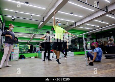 Mexiko-Stadt, Mexiko. Juni 2021. MEXIKO-STADT, MEXIKO - 14. JUNI: Mexikanischer Meister Gerardo Gil von der Royal Academy of Dance (English Academy in Mexico) und der Australian Ballet School in Melbourne, unterrichtet Ballettunterricht für Schüler mittlerer und fortgeschrittener Klasse, In einer Tanzakademie, die die Aktivitäten wieder aufnimmt, nachdem der Ort aufgrund der Covid-19-Krise am 14. Juni 2021 in Mexiko-Stadt, Mexiko, geschlossen werden musste. (Foto von Eyepix/Sipa USA) Quelle: SIPA USA/Alamy Live News Stockfoto