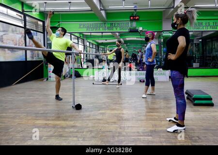 Mexiko-Stadt, Mexiko. Juni 2021. MEXIKO-STADT, MEXIKO - 14. JUNI: Mexikanischer Meister Gerardo Gil von der Royal Academy of Dance (English Academy in Mexico) und der Australian Ballet School in Melbourne, unterrichtet Ballettunterricht für Schüler mittlerer und fortgeschrittener Klasse, In einer Tanzakademie, die die Aktivitäten wieder aufnimmt, nachdem der Ort aufgrund der Covid-19-Krise am 14. Juni 2021 in Mexiko-Stadt, Mexiko, geschlossen werden musste. (Foto von Eyepix/Sipa USA) Quelle: SIPA USA/Alamy Live News Stockfoto