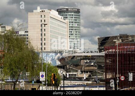 Architektonisches Metallgehäuse des Grand Central Bahnhofs am 18. Mai 2021 in Birmingham, Großbritannien. Grand Central ist ein Einkaufszentrum in Birmingham, England, das am 24. September 2015 eröffnet wurde. Es gehört derzeit Hammerson und CPPIB. Das ursprüngliche Zentrum wurde 1971 als Teil des Wiederaufbaus des Bahnhofs Birmingham New Street erbaut. Es war bekannt als Birmingham Shopping Centre, bevor es in Pallasades umbenannt wurde. Im Rahmen der Neuentwicklung des New Street Station Gateway Plus wurde das Grand Central grundlegend überarbeitet. Stockfoto