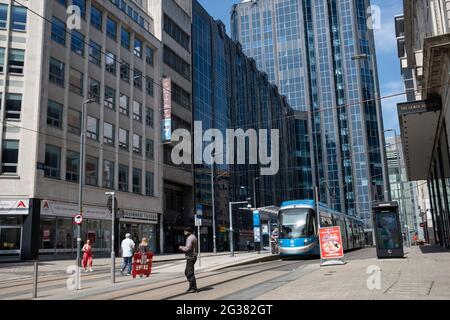 Midland Metro Straßenbahnsystem im Stadtzentrum am 2. Juni 2021 in Birmingham, Großbritannien. Die Midland Metro ist eine Straßenbahn-Linie mit Stadtbahn in der Grafschaft West Midlands, England, die zwischen den Städten Birmingham und Wolverhampton über die Städte West Bromwich und Wednesbury verkehrt. Die Strecke wird auf Straßen in städtischen Gebieten betrieben und wiedereröffnet herkömmliche Bahngleise, die die Städte und Gemeinden verbinden. Die Eigentümer sind Transport for West Midlands, das von National Express Midland Metro, einer Tochtergesellschaft von National Express, betrieben wird. TfWM selbst wird den Service ab Oktober 2018 betreiben. Stockfoto