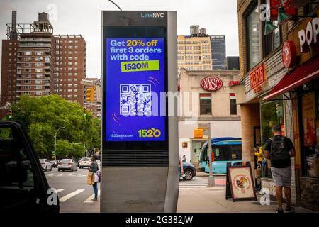 New York, USA. Juni 2021. Werbung für den superschnellen Lebensmittellieferdienst 1520 auf einem LinkNYC-Kiosk im Stadtteil Chelsea in New York am Samstag, 12. Juni 2021. 1520 und sein Konkurrent Fridge No More haben beide Saatgutgelder mit 7,8 Millionen bis 1520 und 7,17 Millionen gegenüber Fridge No More erhalten. (ÂPhoto von Richard B. Levine) Quelle: SIPA USA/Alamy Live News Stockfoto