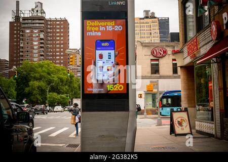 New York, USA. Juni 2021. Werbung für den superschnellen Lebensmittellieferdienst 1520 auf einem LinkNYC-Kiosk im Stadtteil Chelsea in New York am Samstag, 12. Juni 2021. 1520 und sein Konkurrent Fridge No More haben beide Saatgutgelder mit 7,8 Millionen bis 1520 und 7,17 Millionen gegenüber Fridge No More erhalten. (ÂPhoto von Richard B. Levine) Quelle: SIPA USA/Alamy Live News Stockfoto