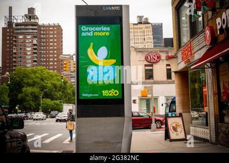 New York, USA. Juni 2021. Werbung für den superschnellen Lebensmittellieferdienst 1520 auf einem LinkNYC-Kiosk im Stadtteil Chelsea in New York am Samstag, 12. Juni 2021. 1520 und sein Konkurrent Fridge No More haben beide Saatgutgelder mit 7,8 Millionen bis 1520 und 7,17 Millionen gegenüber Fridge No More erhalten. (ÂPhoto von Richard B. Levine) Quelle: SIPA USA/Alamy Live News Stockfoto