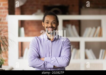 Porträt eines lächelnden jungen, selbstbewussten afroamerikanischen Geschäftsmannes. Stockfoto