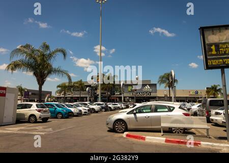 23-05-2021. kiryat-ekron - israel. Parkplatz der Geschäfte in der Ofer Mall Bilu Kreuzung, Stockfoto