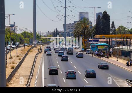 bnei Brak-israel. 07-06-2021. Draufsicht auf Fahrzeuge, die auf der Straße Nr. 4 in der Nähe der Einfahrt nach Bnei Brak fahren. Im Hintergrund befindet sich die Tankstelle Paz Stockfoto