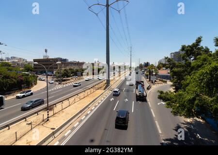 bnei Brak-israel. 07-06-2021. Draufsicht auf Fahrzeuge, die auf der Straße Nr. 4 in der Nähe des Givat Shmuel Interchange an der Einfahrt nach Bnei Brak fahren Stockfoto