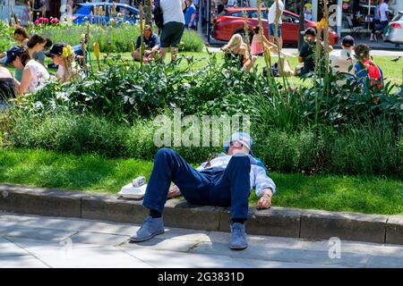 Bath, Großbritannien, 14. Juni 2021. Viele Teile Großbritanniens genießen einen weiteren, sehr heißen und sonnigen Tag, und die Menschen im Zentrum von Bath werden beim Genießen der warmen Sonne fotografiert. Quelle: Lynchpics/Alamy Live News Stockfoto