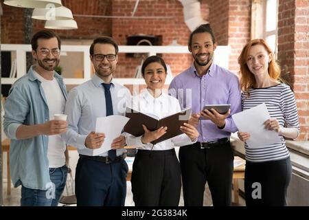 Porträt von glücklich motivierten jungen multirassischen Geschäftsleuten. Stockfoto