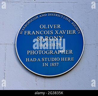 Blaue Plakette für Oliver Francois Xavier Sarony am Fairview Court Scarborough, aufgenommen, wo der Fotograf in den 1800er Jahren ein Studio hatte. Stockfoto