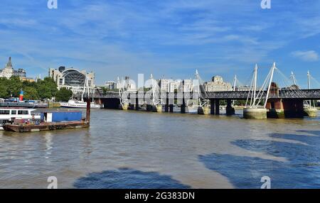 LONDON, VEREINIGTES KÖNIGREICH - 22. Aug 2015: Hungerford Bridge und Golden Jubilee Bridges, überqueren die Themse in London, an einem schönen Sommertag. Stockfoto