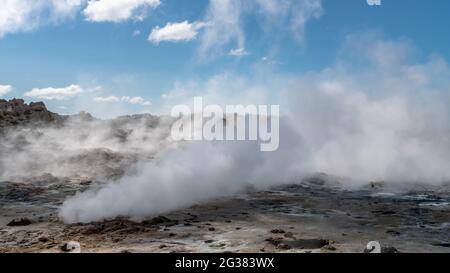 Hverir Myvatn Geothermiegebiet mit natürlichen Dampfquellen und Schlammbecken rund um den Lake Myvatn, die Hverir Geothermiefelder, Island Stockfoto