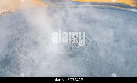 Hverir Myvatn Geothermiegebiet mit natürlichen Dampfquellen und Schlammbecken rund um den Lake Myvatn, die Hverir Geothermiefelder, Island Stockfoto