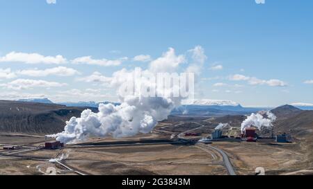 Geothermische Anlagen in der Geothermiezone Hverir Myvatn mit kochenden Schlammbecken und dampfenden Fumarolen in Island Stockfoto