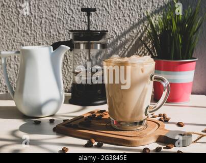 Eisgekühlter Kaffee in der Sommerhitze. Kalter Brühkaffee mit Milchcreme. Stockfoto