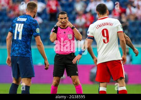 14. Juni 2021, Russland, St. Petersburg: Fußball: Europameisterschaft, Polen - Slowakei, Vorrunde, Gruppe E, Spieltag 1 im St. Petersburger Stadion. Schiedsrichter Ovidiu Hategan (Mitte) aus Rumänien gibt Anweisungen an den slowakischen Milan Skriniar (L) und den polnischen Robert Lewandowski.wichtig: Nur für redaktionelle Berichterstattung. Ohne vorherige schriftliche Genehmigung der UEFA nicht für kommerzielle oder Marketingzwecke verwendet. Bilder müssen als Standbilder erscheinen und dürfen keine Matchaction-Videoaufnahmen emulieren. Fotos, die in Online-Publikationen (ob über das Internet oder anderweitig) veröffentlicht werden, werden h Stockfoto