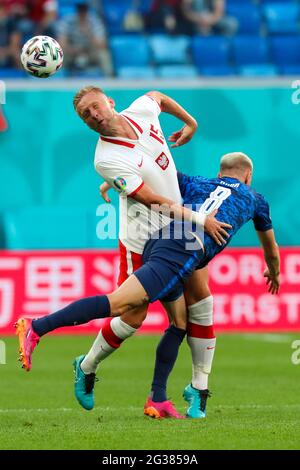 14. Juni 2021, Russland, St. Petersburg: Fußball: Europameisterschaft, Polen - Slowakei, Vorrunde, Gruppe E, Matchday 1 im St. Petersburg Stadium. Der polnische Kamil Glik (l) und der slowakische Ondrej Duda kämpfen um den Ball.wichtig: Nur für redaktionelle Berichterstattung. Ohne vorherige schriftliche Genehmigung der UEFA nicht für kommerzielle oder Marketingzwecke verwendet. Bilder müssen als Standbilder erscheinen und dürfen keine Matchaction-Videoaufnahmen emulieren. Fotos, die in Online-Publikationen (ob über das Internet oder anderweitig) veröffentlicht werden, müssen zwischen den Posti ein Intervall von mindestens 20 Sekunden haben Stockfoto