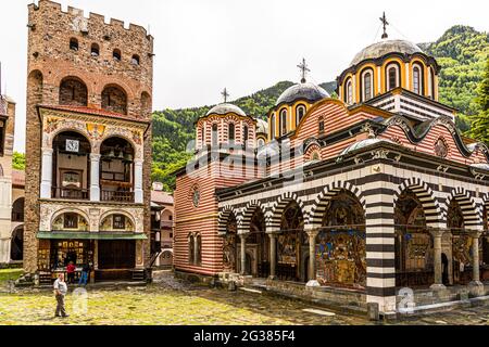 Das Kloster des Heiligen Ivan von Rila, besser bekannt als das Rila-Kloster (bulgarisch: Рилски манастир, Rilski manastir) ist das größte und berühmteste Kloster der östlichen Orthodoxen in Bulgarien und gehört zum UNESCO-Weltkulturerbe. Chreljo, der Verteidigungsturm aus dem 13. Jahrhundert, steht im Innenhof und ist das älteste Gebäude des Klosters Stockfoto