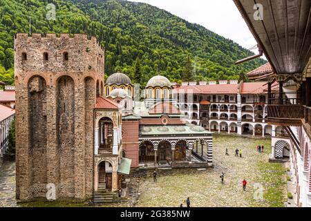 Das Kloster des Heiligen Ivan von Rila, besser bekannt als das Rila-Kloster (bulgarisch: Рилски манастир, Rilski manastir) ist das größte und berühmteste Kloster der östlichen Orthodoxen in Bulgarien und gehört zum UNESCO-Weltkulturerbe. Chreljo, der Verteidigungsturm aus dem 13. Jahrhundert, steht im Innenhof und ist das älteste Gebäude des Klosters Stockfoto