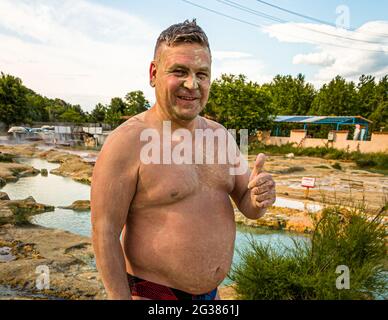 Nach dem Thermalbad mit schwefelhaltigem Schlamm beschmiert. Mineralbäder Rupite bei Petrich, Bulgarien Stockfoto