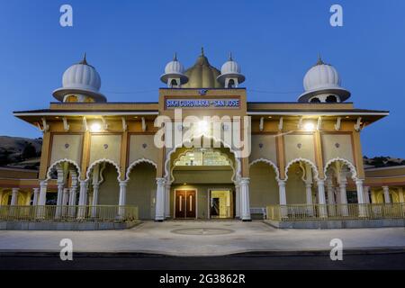 San Jose, Kalifornien - 12. Juni 2021: Fassade von Sikh Gurdwara während der blauen Stunde Stockfoto