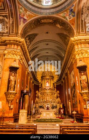 SALTA, ARGENTINIEN - 9. APRIL 2015: Altar der Kathedrale Basilika und Heiligtum des Herrn und der Jungfrau des Wunders in Salta, Argentinien. Stockfoto