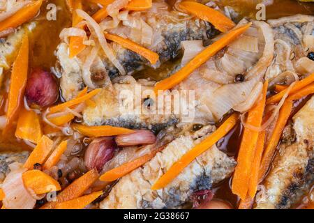 Typisch andalusisches Essen. Sardinen in Escabeche - eingelegte Sardinen. Escabeche ist der Name für eine Reihe von Gerichten auf Spanisch, bestehend aus mariniertem Fi Stockfoto
