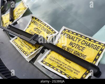 Drei Parkscheine auf einer Windschutzscheibe in Lambeth, Süd-London. Anna Watson/Alamy Stockfoto