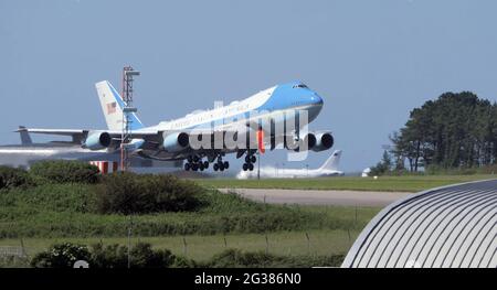 Newquay. Der Flughafen Cornwall, die G7, Präsident Joe Biden und Frau Jill werden von der Autokolonne zur Airforce One begleitet, damit der Flug zum Flughafen London Heathrow nach Windsor Castle gebracht wird, um am Ende der G7-Konferenz in Carbis Bay die Königin zu treffen. Juni 2021. Kredit: Robert Taylor/Alamy Live Nachrichten Stockfoto