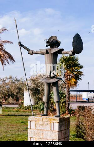 Metallstatue des Don Quixote neben der AUTOBAHN A-4 in der Nähe von Puerto Lapice, Ciudad Real, Castilla La Mancha, Spanien, Europa Stockfoto